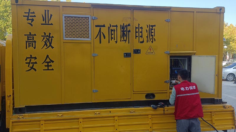 新龙柴油发电机组和UPS电源配合使用时，如何避免切换过程中的电力中断？